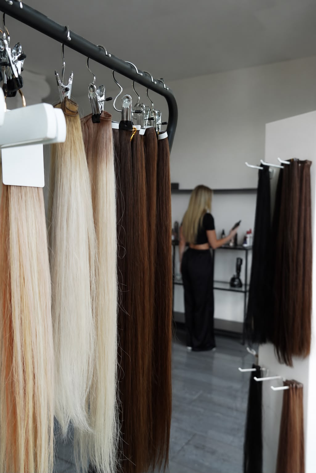 Extensions in verschiedenen Blond- und Brauntönen im Diamond Hair Salon