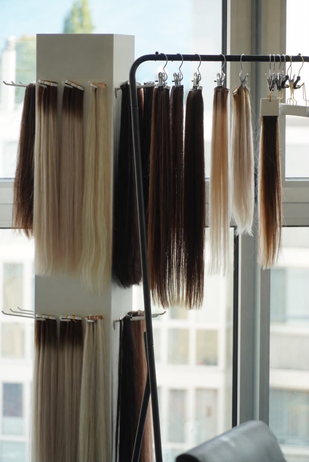 Blonde und braune Extensions zur Farbauswahl im Diamond Hair Studio